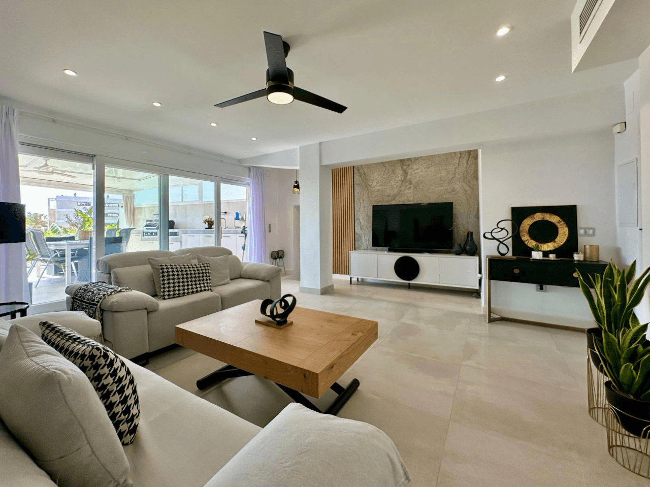 IMPRESIONANTE APARTAMENTO EN EL BAJONDILLO CON GRAN TERRAZA Y PISCINA.
