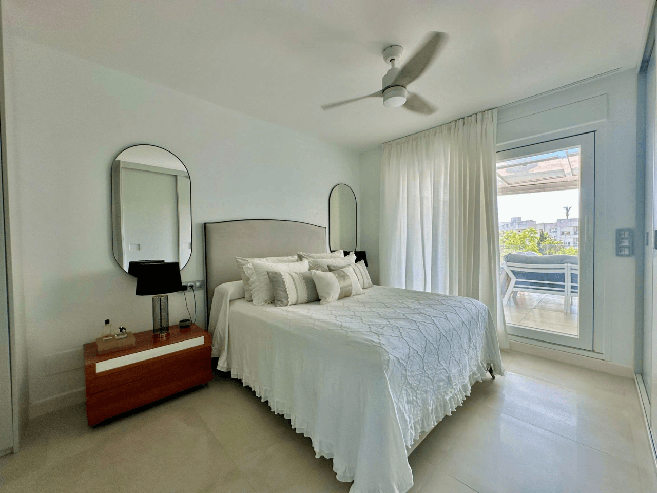 IMPRESIONANTE APARTAMENTO EN EL BAJONDILLO CON GRAN TERRAZA Y PISCINA.