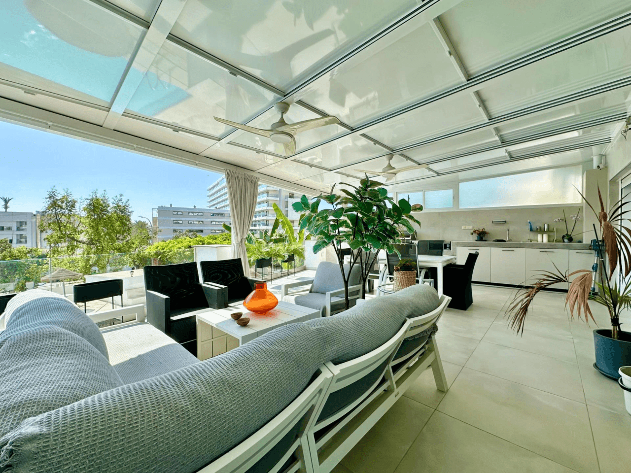 IMPRESIONANTE APARTAMENTO EN EL BAJONDILLO CON GRAN TERRAZA Y PISCINA.