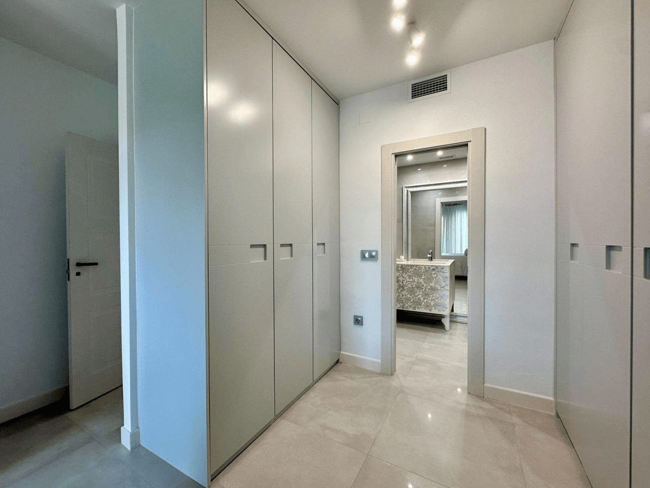 IMPRESIONANTE APARTAMENTO EN EL BAJONDILLO CON GRAN TERRAZA Y PISCINA.